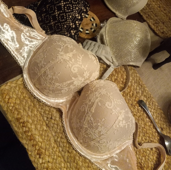 Like new Victoria secret velvet lace bra - Picture 2 of 10
